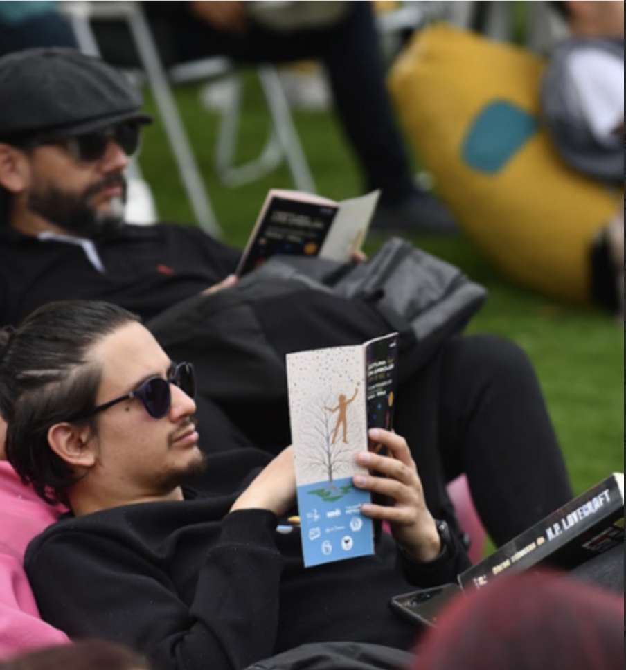 Lectura bajo los árboles