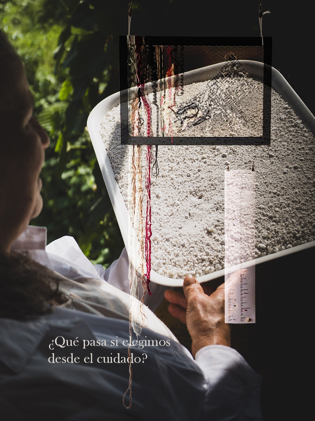 Pieza gráfica con una mujer sosteniendo una bandeja de harina y el cuadro de Tramas superpuesto.