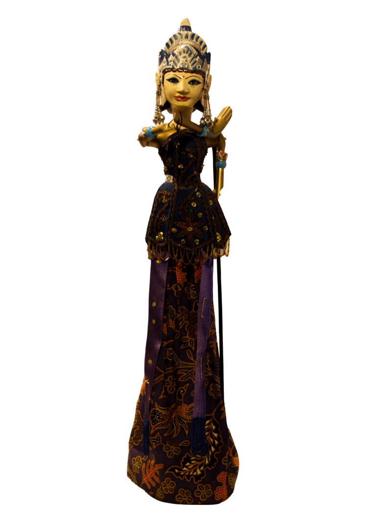 Marioneta wayang golek femenina con corona plateada y paño de batik azul y violeta.