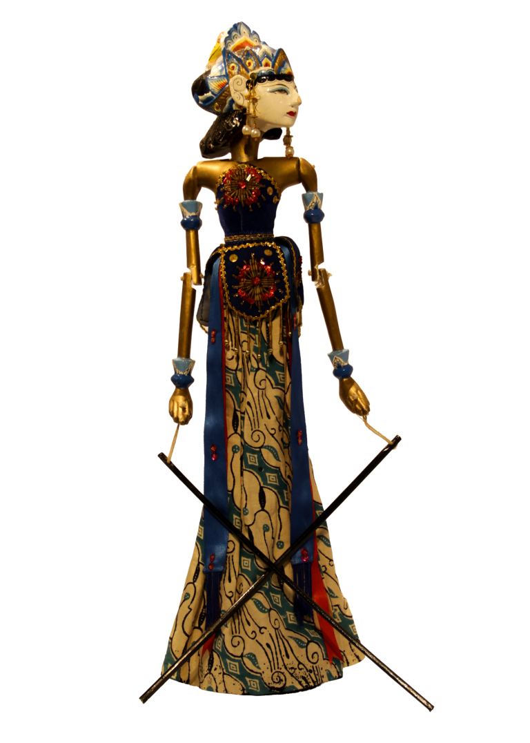 Marioneta wayang golek con tocado azul, pectoral de cuentas y falda de batik.