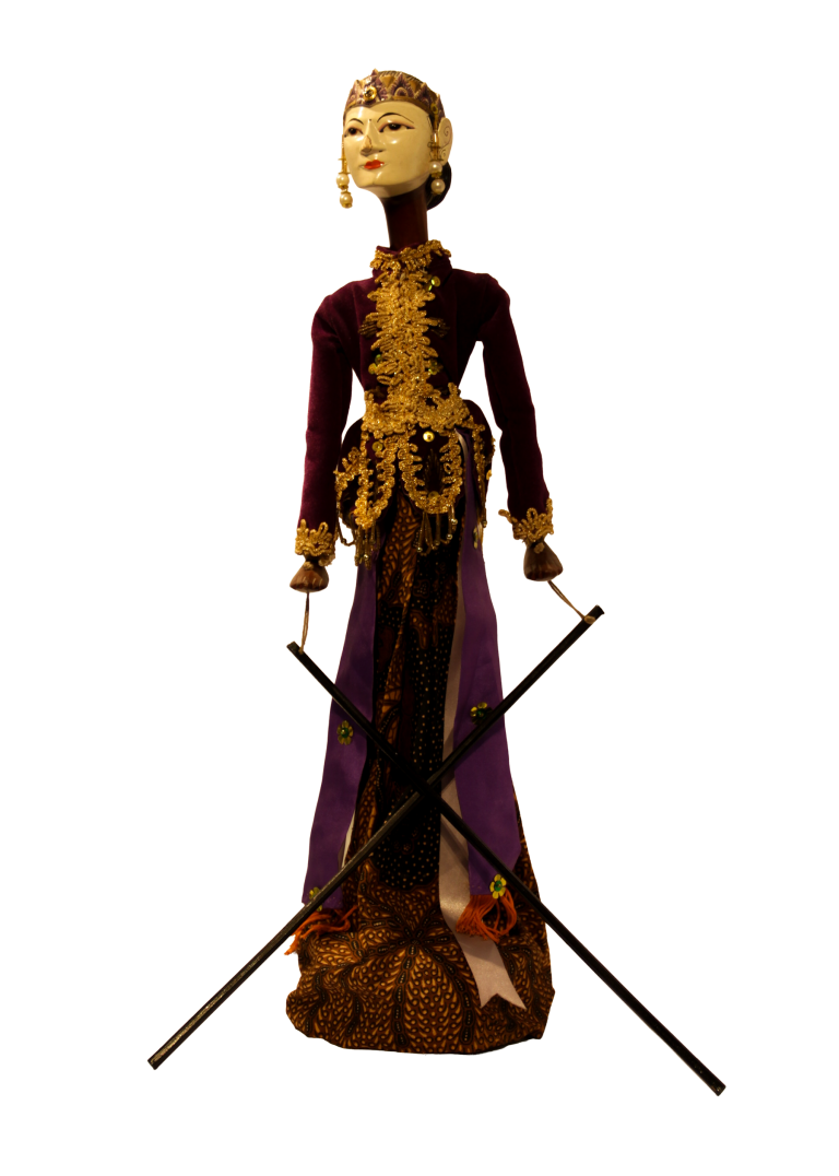 Marioneta wayang golek con kebaya púrpura, bordados dorados y paño de batik.