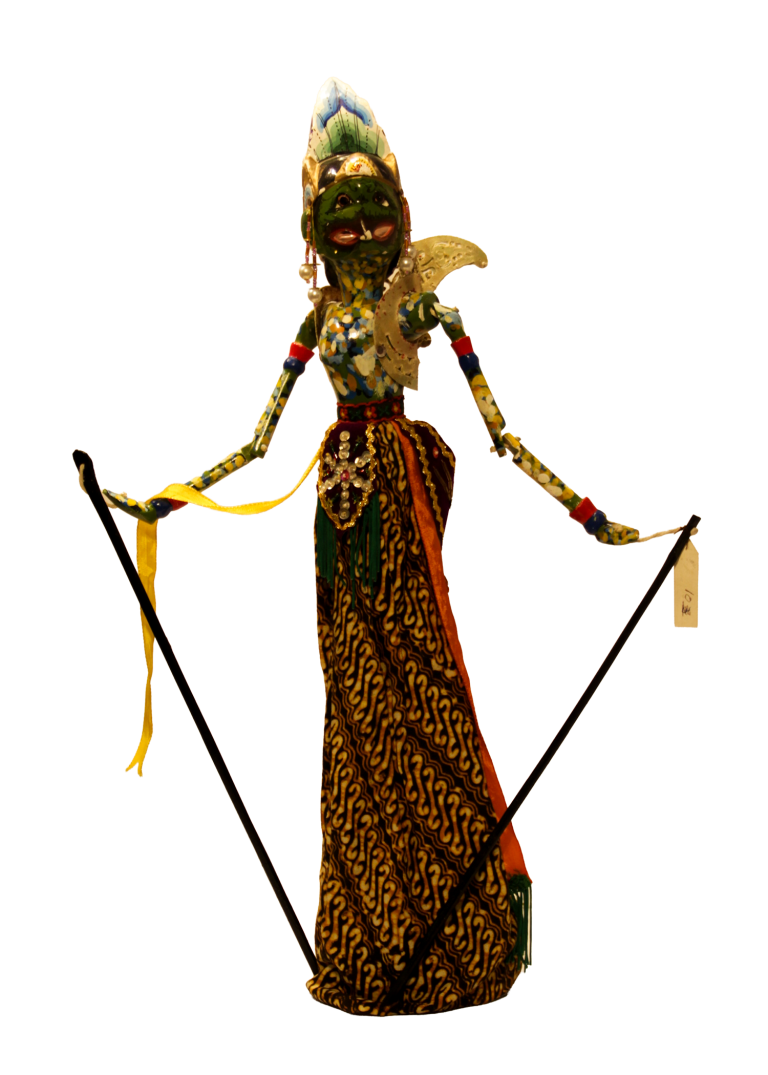 Marioneta wayang golek de rostro verde con ala tallada y paño de batik dorado.