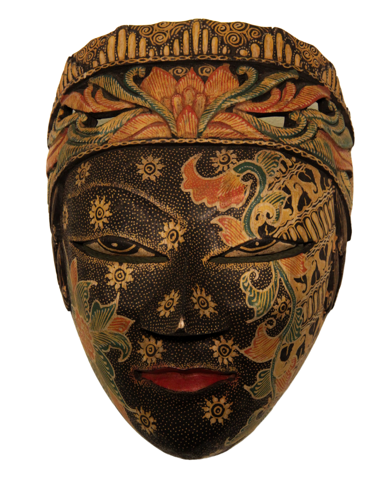 Máscara javanesa con batik pintado de flores y soles sobre fondo oscuro.