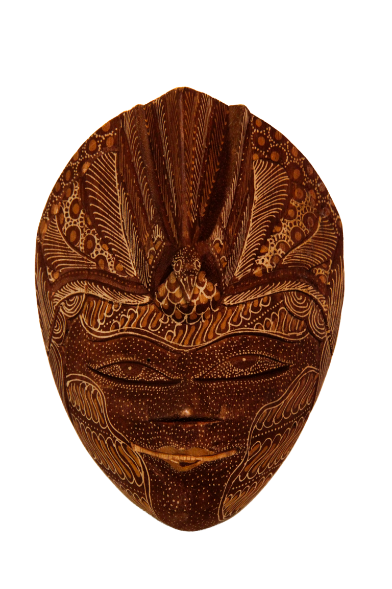 Máscara javanesa monocroma con ornamento tallado por incisión y punteado.
