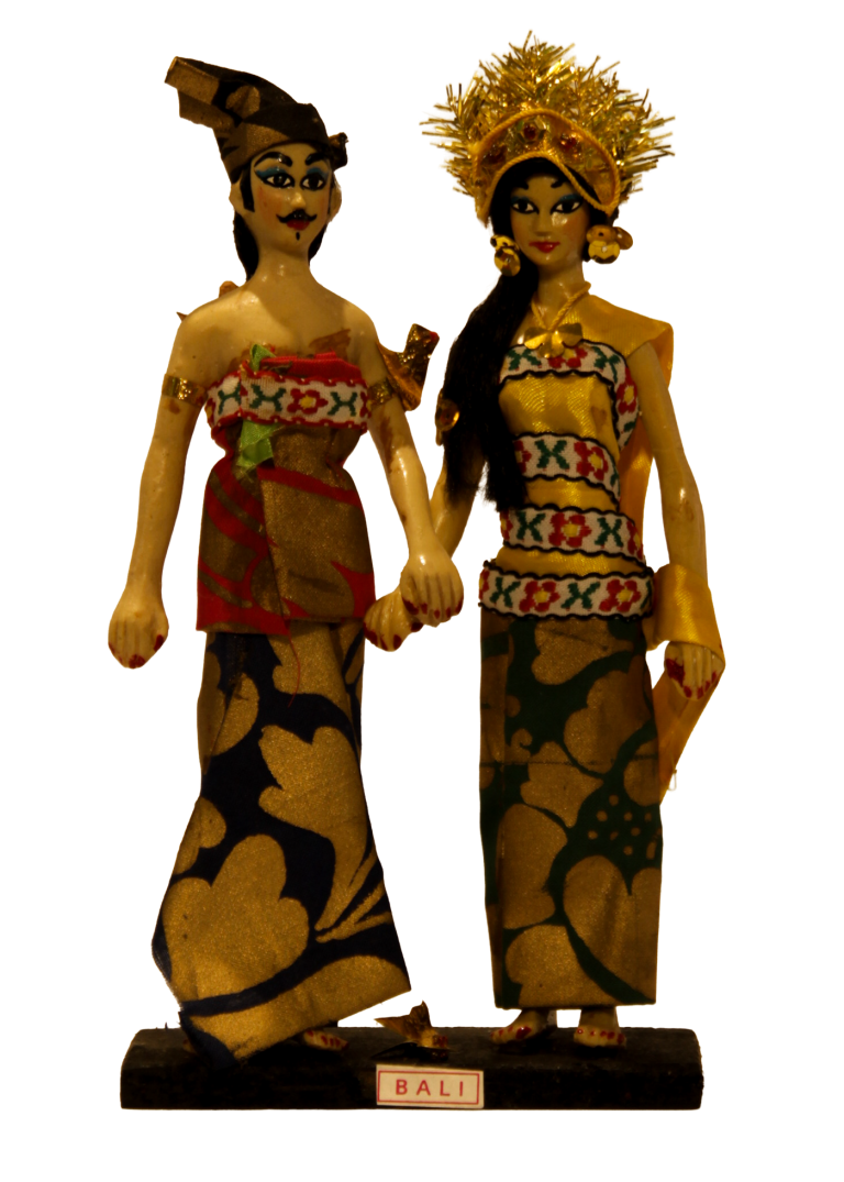 Dos figuras pequeñas con traje tradicional balinés sobre base de madera rotulada Bali.