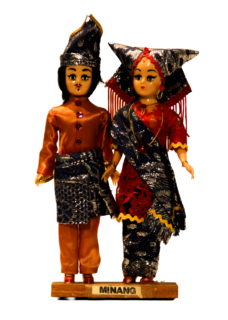Pareja de figuras con traje minangkabau, tocado en forma de cuernos y tejido plateado.