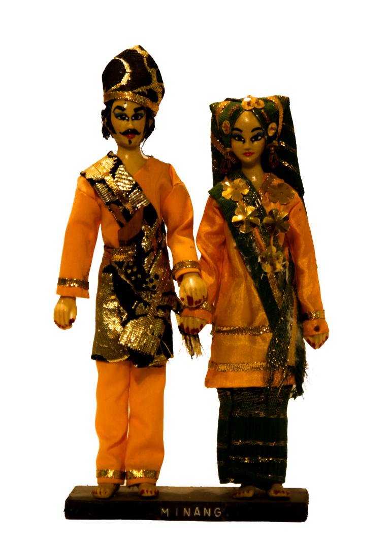 Pareja de figuras con traje minangkabau en naranja y verde con aplicaciones doradas.