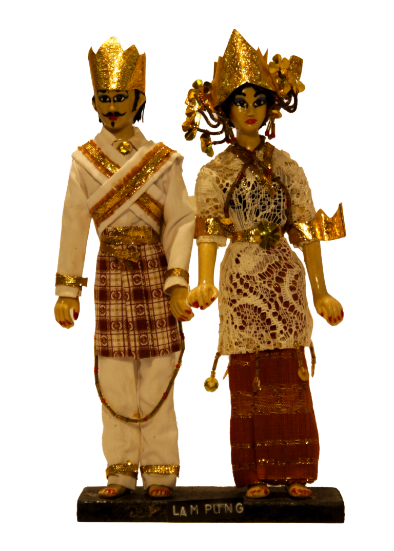 Pareja de figuras con traje de Lampung, coronas doradas y tejido blanco y granate.