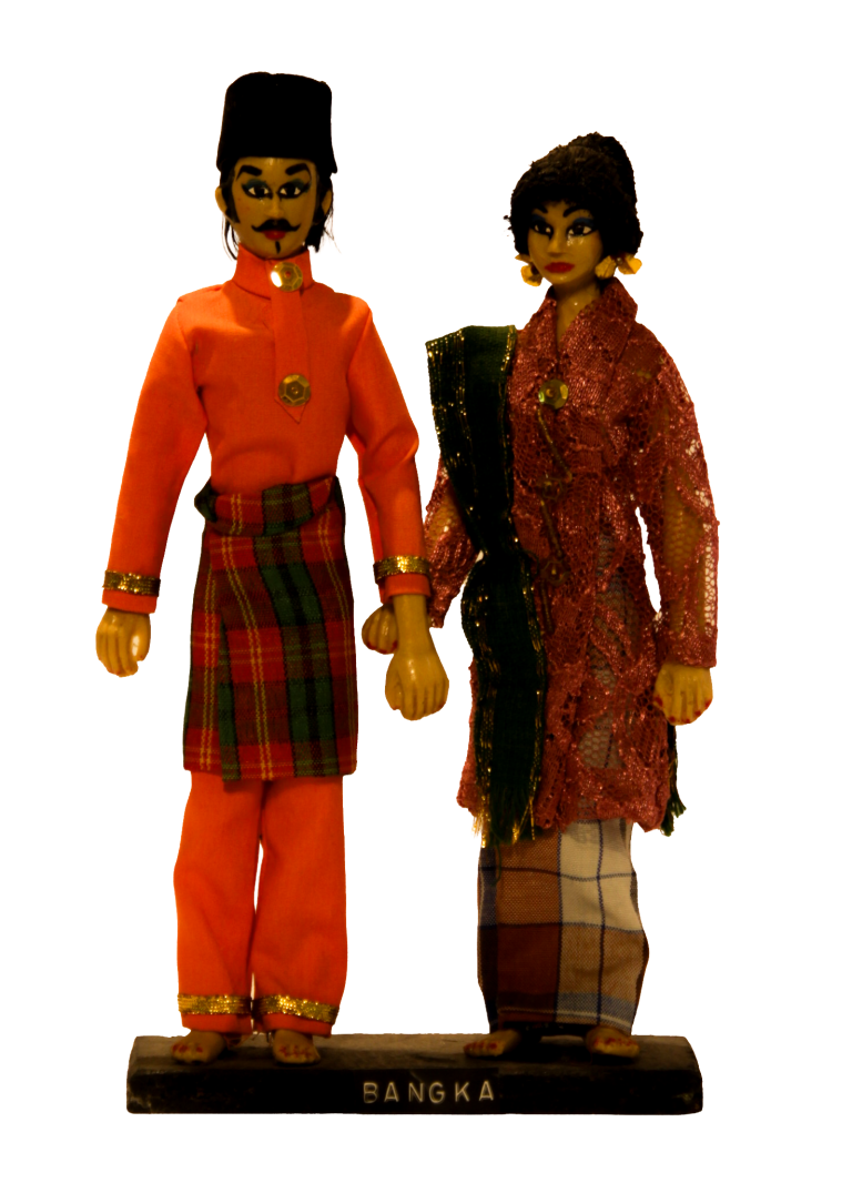 Pareja de figuras con traje de Bangka sobre base rotulada.