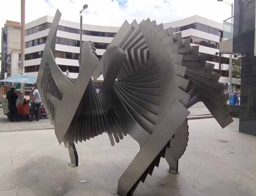 Escultura Movimiento a Tres Tiempos, registro 02 de 6